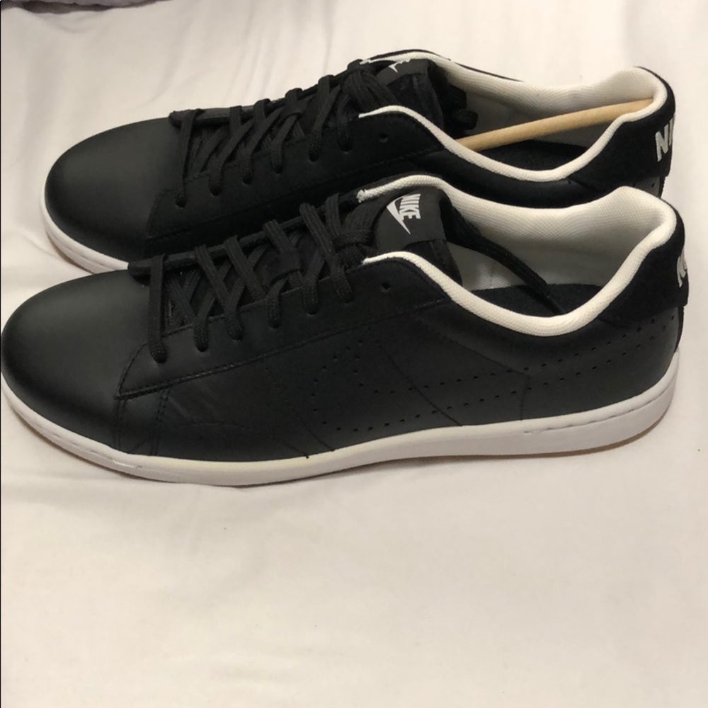 Black Nike sneakers - never worn; still in box